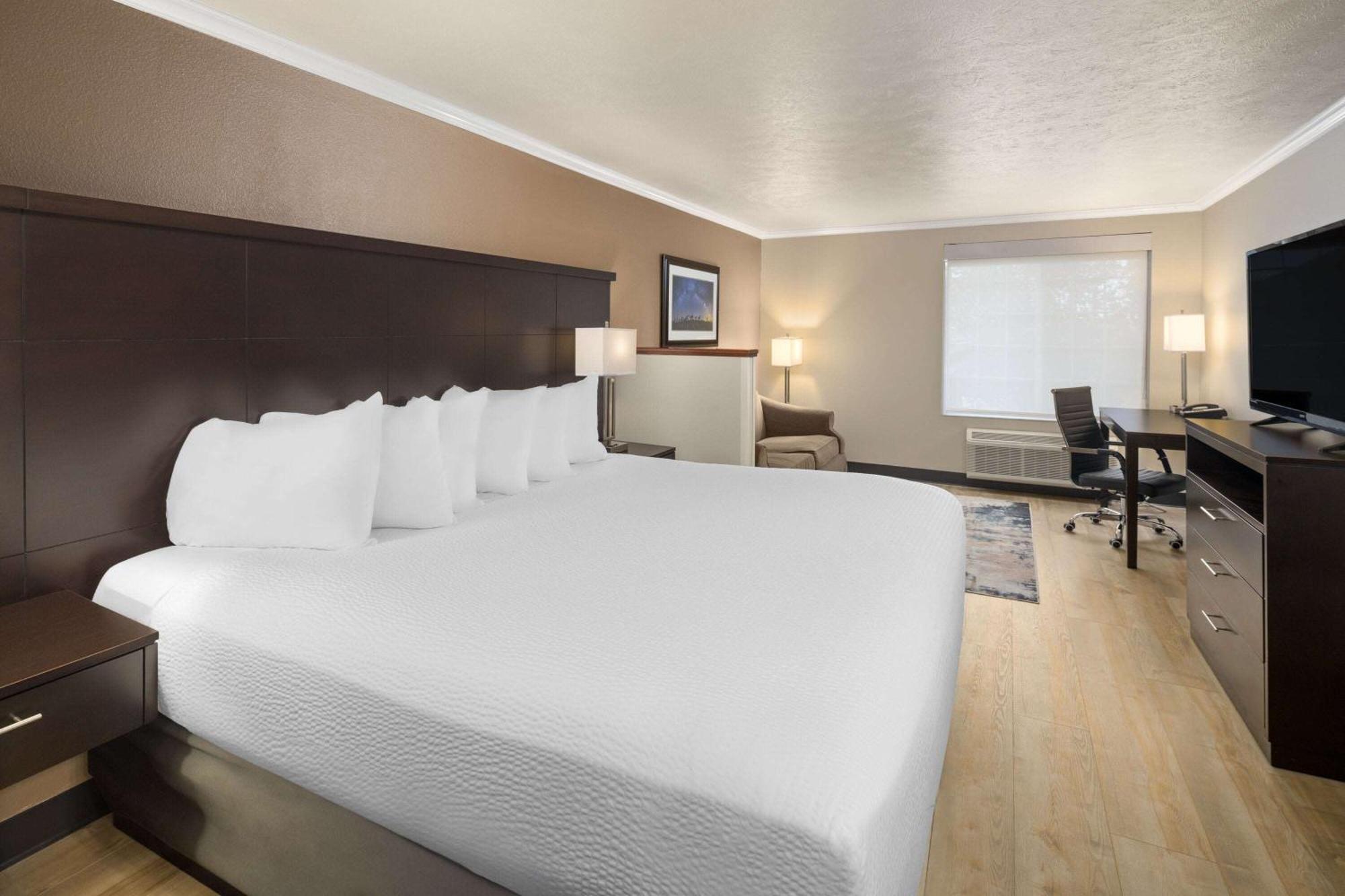 Ramada By Wyndham Моузъс Лейк Екстериор снимка